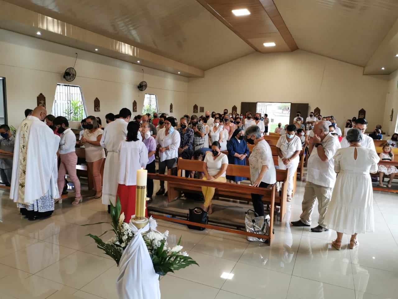 Acto de desagravio en la iglesia católica de La Emilia de Guápiles, donde un hombre fue asesinado el Viernes Santo. Foto Reyner Montero.