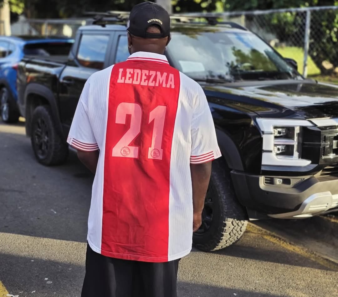 Joel Campbell con su camisa del Ajax de Froylán Ledezma