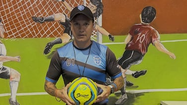 Ismael “Chucky” Gómez cambió los goles por el carbón y ahora es la sensación con sus asados