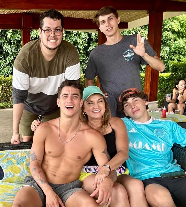 Adriana Durán y sus hijos. Juan Carlos, hijo de Adriana Durán, debutó en Buen día el 4 de noviembre de 2024