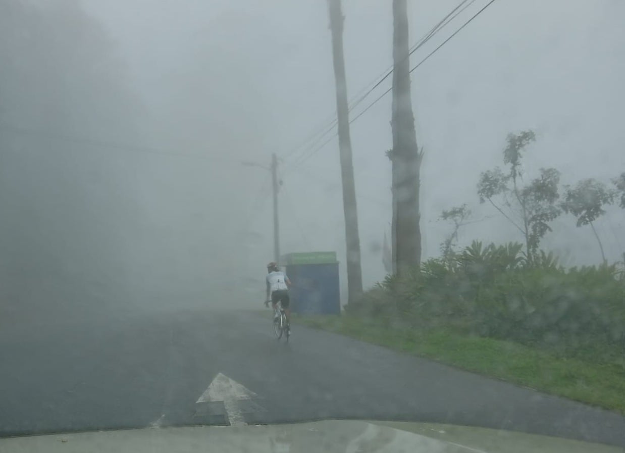 Ahora sí, poco a poco se nos está metiendo la época lluviosa y, lamentablemente, con las lluvias aumentan los accidentes de tránsito en carretera, por eso, el Ministerio de Obras Públicas y Transportes (Mopt) les da un gran consejo para ayudarse a prevenir choques: trate de ser 100% visible