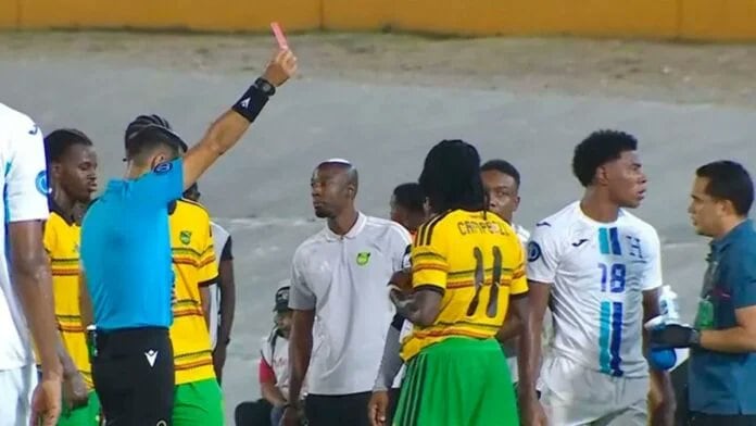 Esa roja que mostró Juan Gabriel Calderón en el partido entre Jamaica y Honduras en Nations League generó críticas y un reclamo oficial.