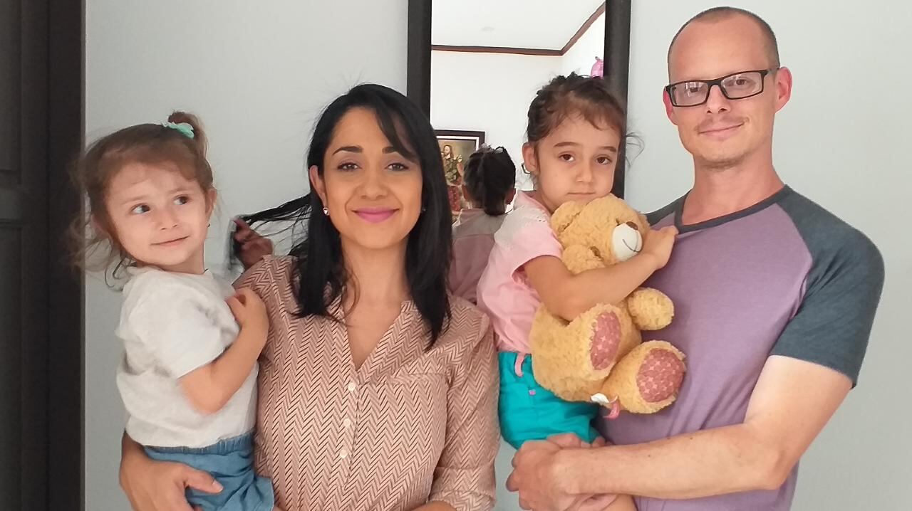 Angie López Briceño, hace teletrabajo con sus hijas en la casa. En la foto le acompaña su esposo, Douglas Murillo y sus hijas Lucía de 2 años y Fátima de 5.