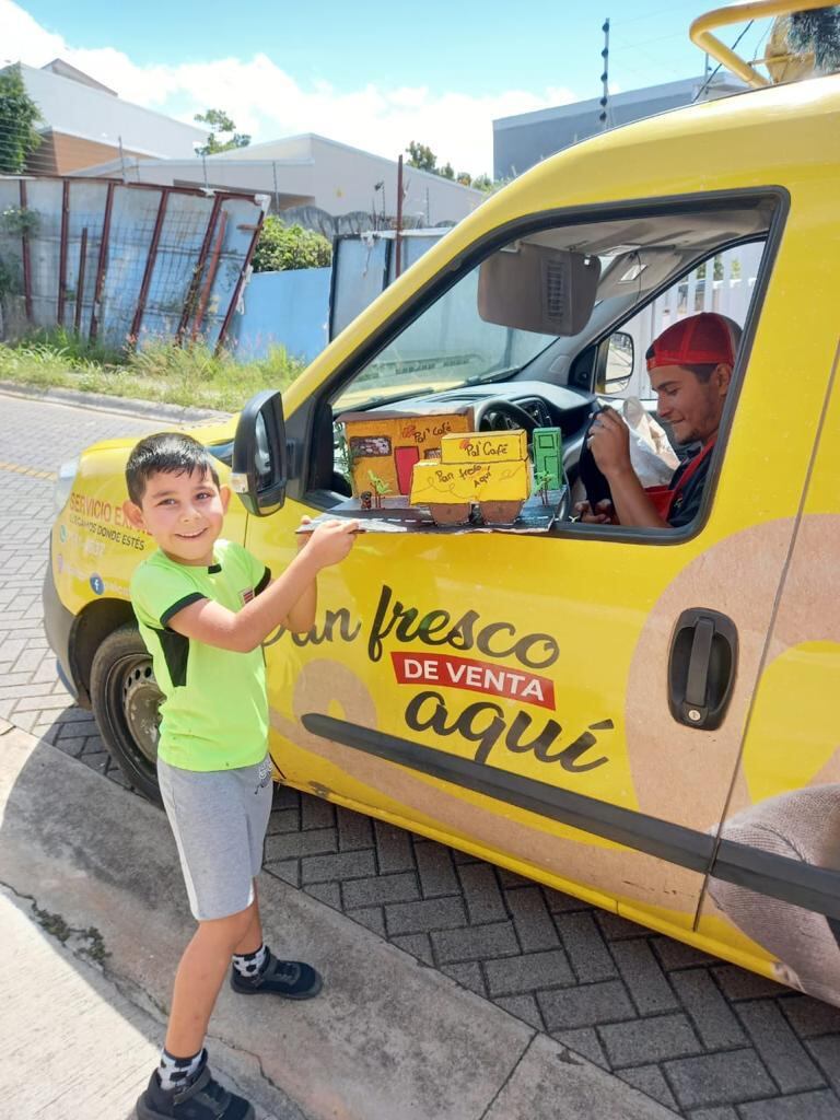 los panaderos de la panadería exprés “Pal’ café”, un negocio que en los primeros días de la pandemia incluso estuvo cerrado mes y medio, pero su dueño, don Steven Vásquez Garro, rescató con mucho ingenio, pasión y una muy sabia elección