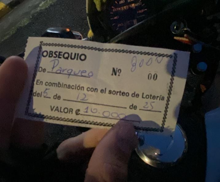 Policía Municipal de San José intervino a cuidacarros en las afueras del Estadio Nacional. Foto cortesía Marcelo Solano.