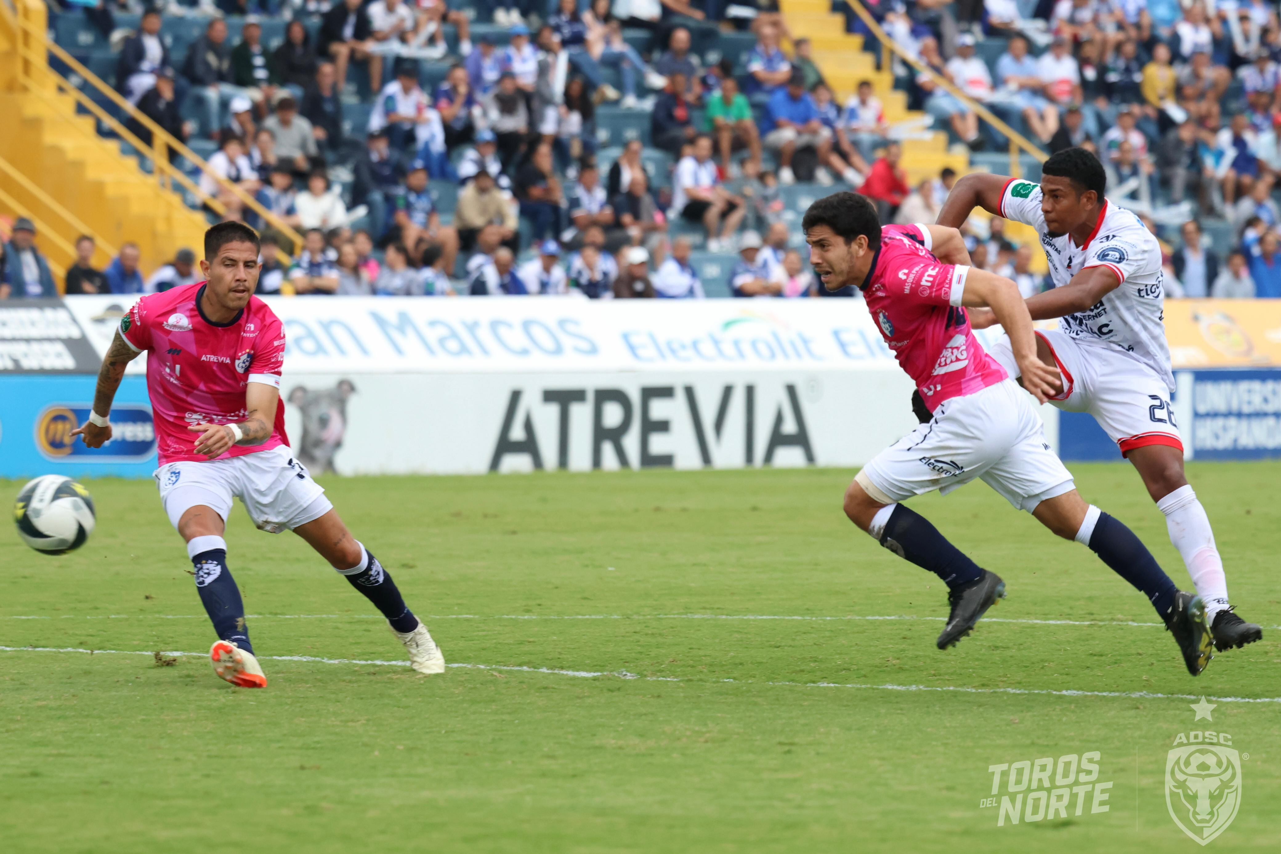 La defensa del Cartaginés sufrió con el delantero de San Carlos Josimar Méndez, quien marcó un doblete en el 4-4 en el Fello Meza.