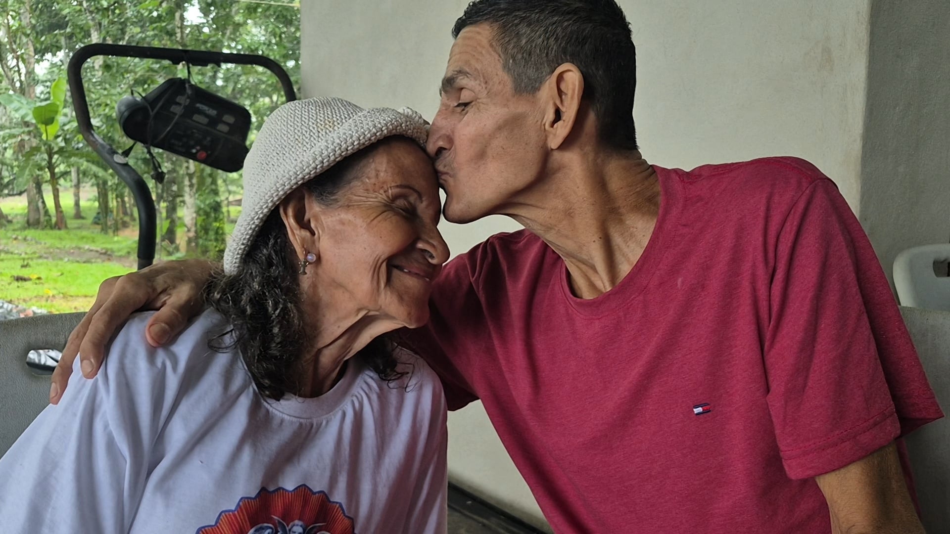 Minor Chacón Villalobos desapareció 24 tras la muerte de su hermano Alberto en un accidente de tránsito en el 2002. La familia buscó a Minor durante casi un cuarto de siglo hasta que en enero del 2026 apareció en la indigencia. En la foto, por fin, tras 24 años, doña Ana Isabel Villalobos Hernández tiene 80 años se abrazó de nuevo con su hijo.