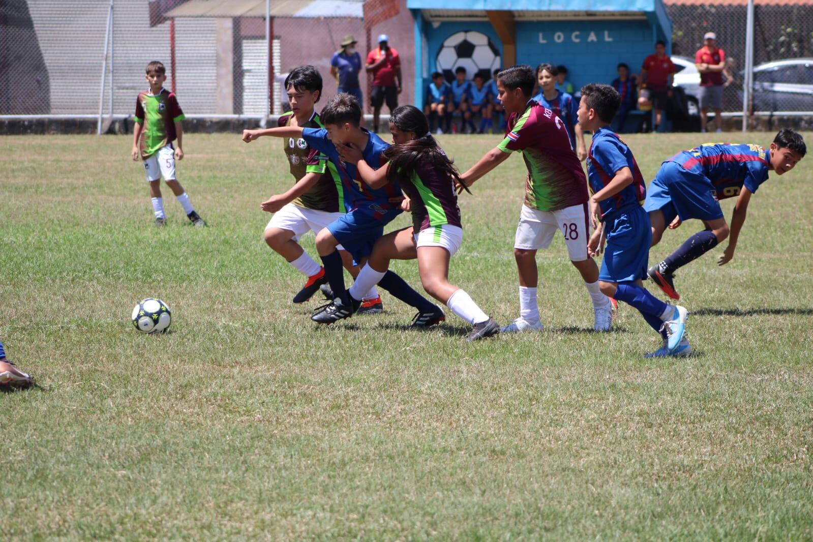 Mía en la cancha es todoterreno. Foto: Cortesía.