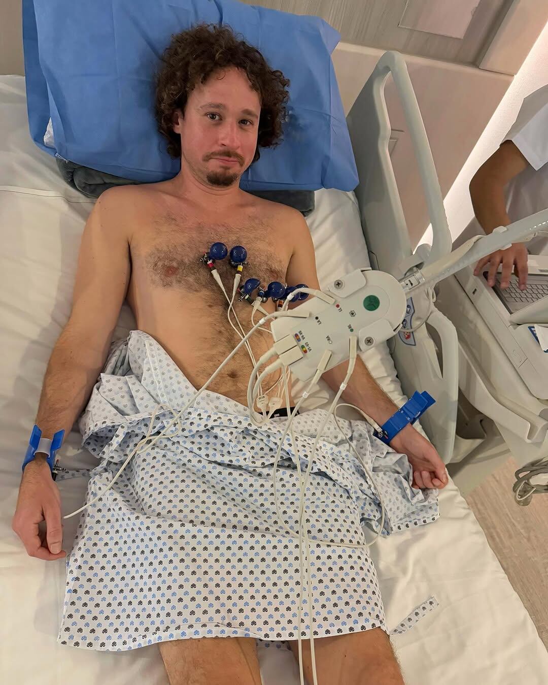 El famosísimo vloguero de viajes, Luisito Comunica, enfrenta un grave problema de salud, del cual habló públicamente este martes desde la camilla de un hospital.