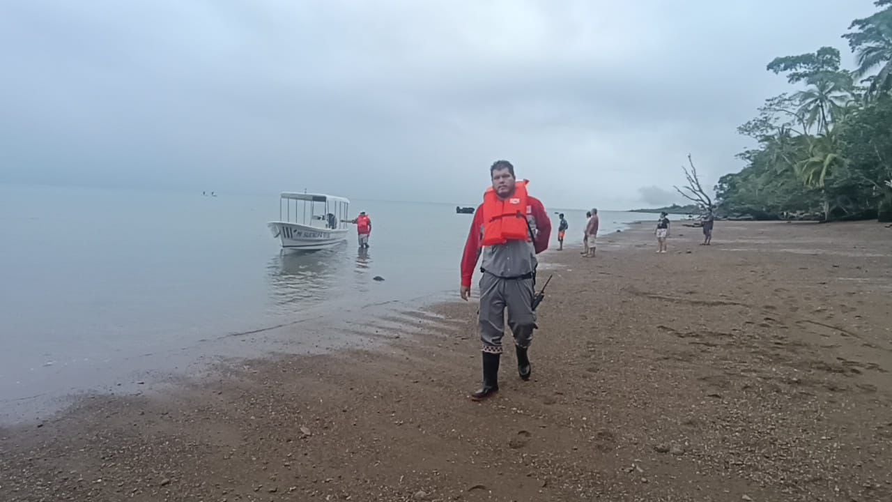 Buscan a hombre desaparecido en accidente acuático en Puerto Jiménez. Foto Cruz Roja.