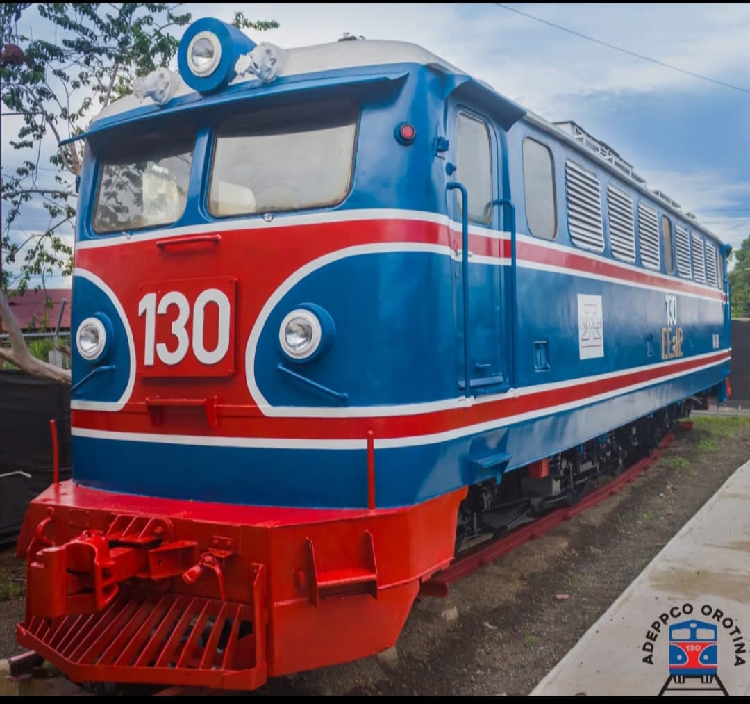 Giovanni Castaldini, el presidente de la Asociación de Desarrollo para la Preservación del Patrimonio Cultural de Orotina y un grupo de orotinenses restauraron la máquina 130 y ahora se exhibe en Orotina.