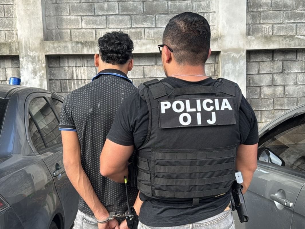 Aguilar fue sorprendido con cinco paquetes de marihuana. Foto OIJ.