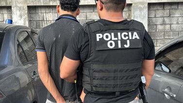 Detienen a joven de 21 años que caminaba cerca de parada de buses en San José con 5 paquetes de marihuana