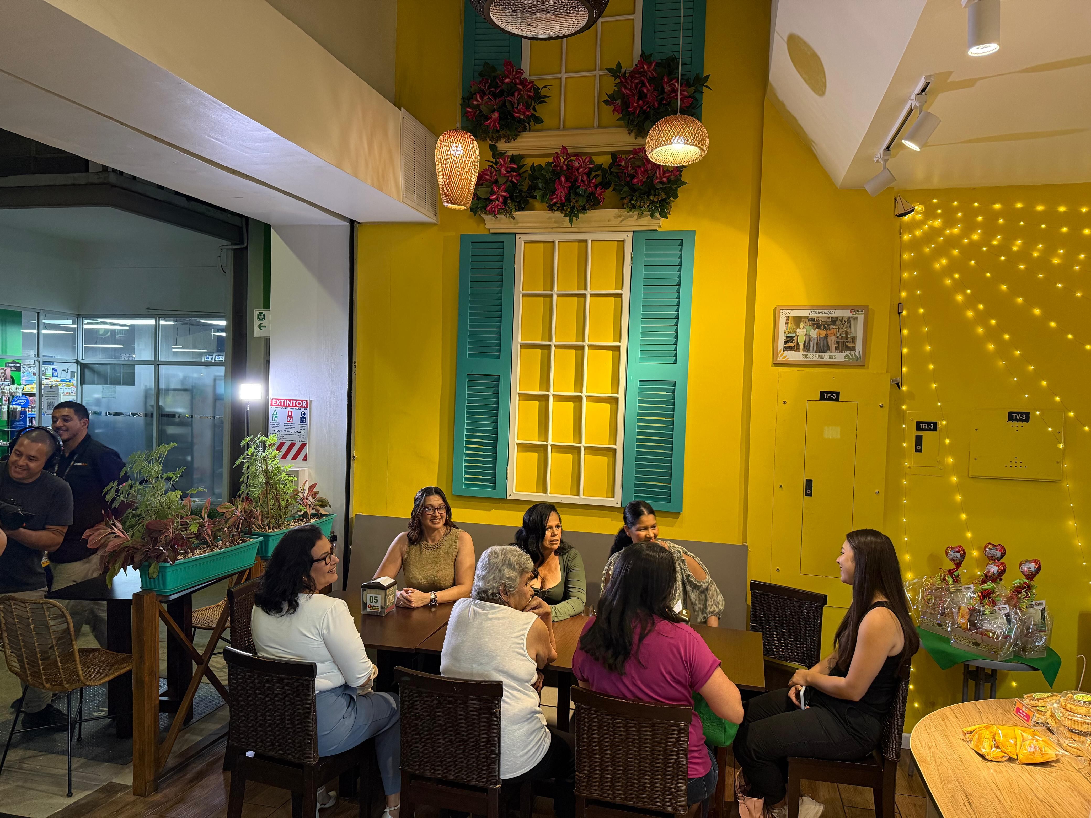 Adela Sándigo Brenes es una verdadera triunfadora de la vida. Es una mamá llena de fe y positivismo que se levanta todas las mañanas llenas de amor para sus hijas y para la vida. Siempre alegre y sonriente ya sabe que nada la derrota