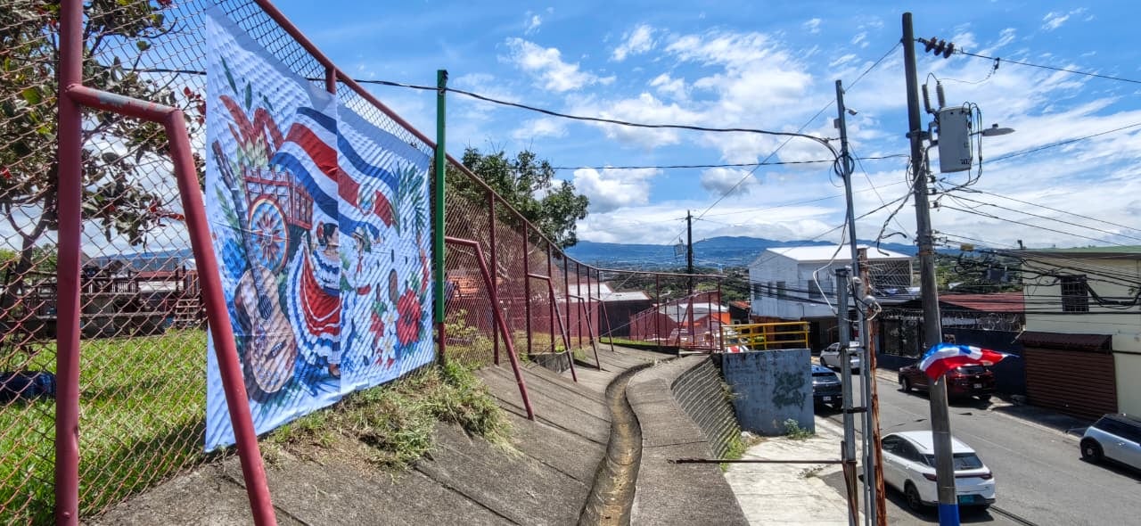 ¡Fiesta patria en grande! Urbanización La Independencia de Alajuela se viste de blanco, azul y rojo
