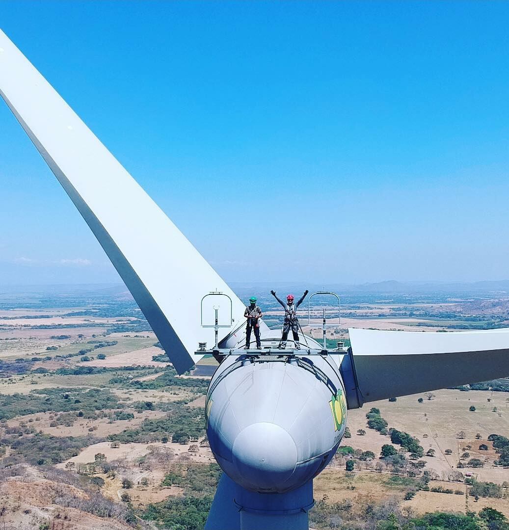 Félix Cabezas Ordoñez y Mauro Masis Solís, son técnicos que reparan y les dan mantenimiento a las torres eólicas propiedad de Coopeguanacaste y lo suyo es encaramarse hasta el puro cucurucho de esas torres cada vez que se necesita