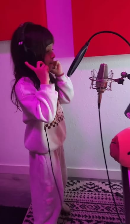 Bryan Ganoza, el cabro más macabro, ya le pasó su pasión por la música a su hija Colette.