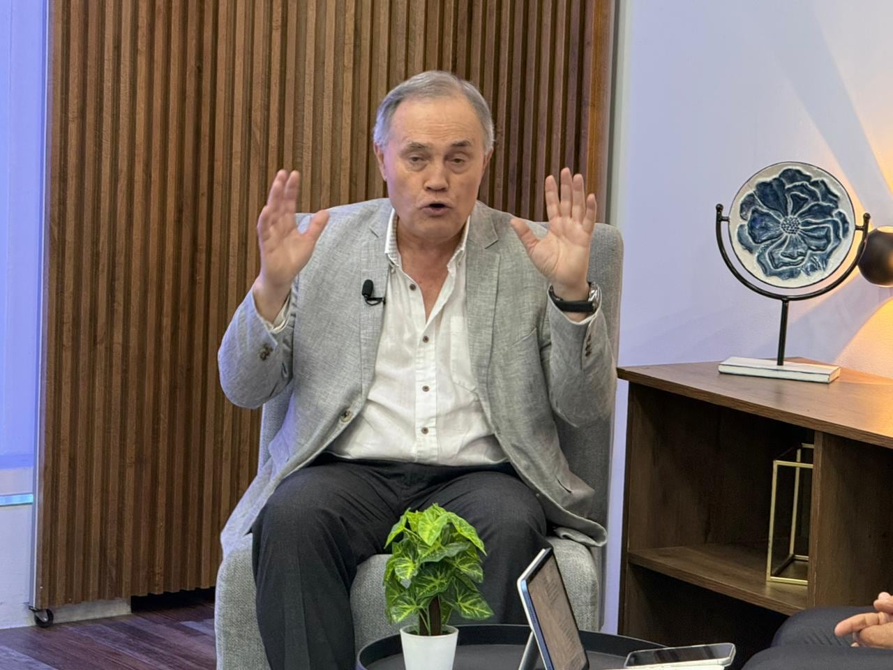 Sixto Paz aseguró que Costa Rica tiene una conexión especial con los fenómenos extraterrestres prueba de ellos, dijo, es la foto de un ovni sobre el lago Cote en Guatuso.