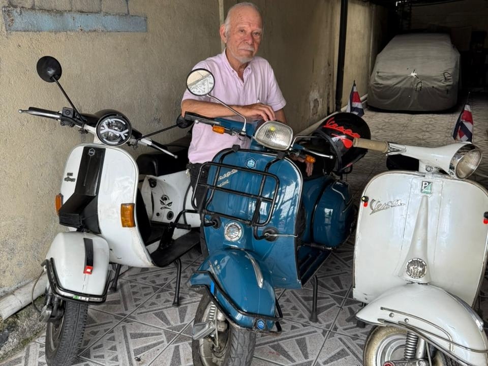 Don Alciony Bonilla se enamoró de las Vespa cuando era un colegial y, casi siete décadas después, asegura que morirá con la misma ilusión con la que se montó por primera vez en una.