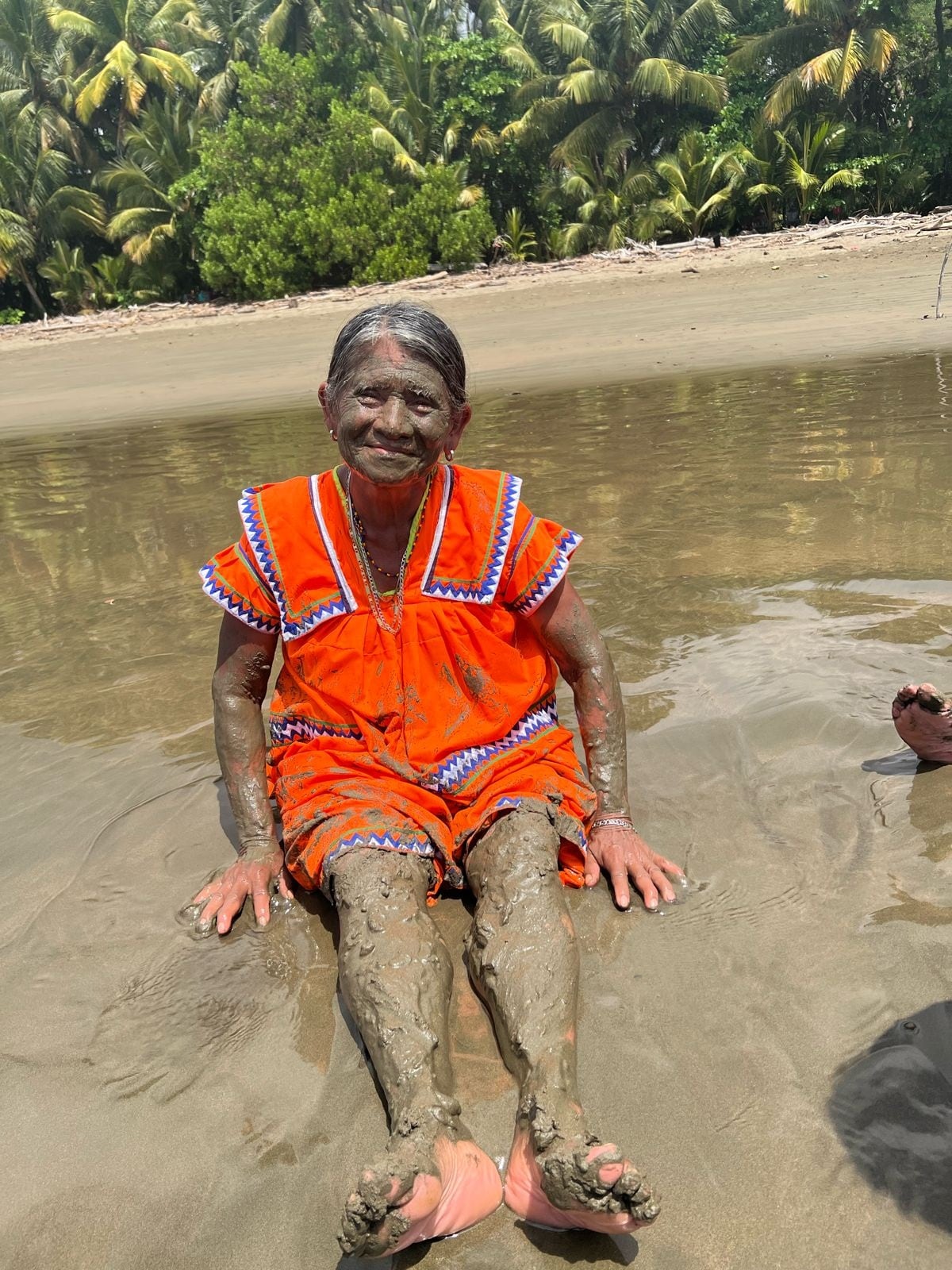 treinta y dos adultos mayores del territorio indígena de La Casona, en Coto Brus, pudieron disfrutar de un día en la playa, algunos de ellos por primera vez en su vida. El viaje fue a playa Uvita