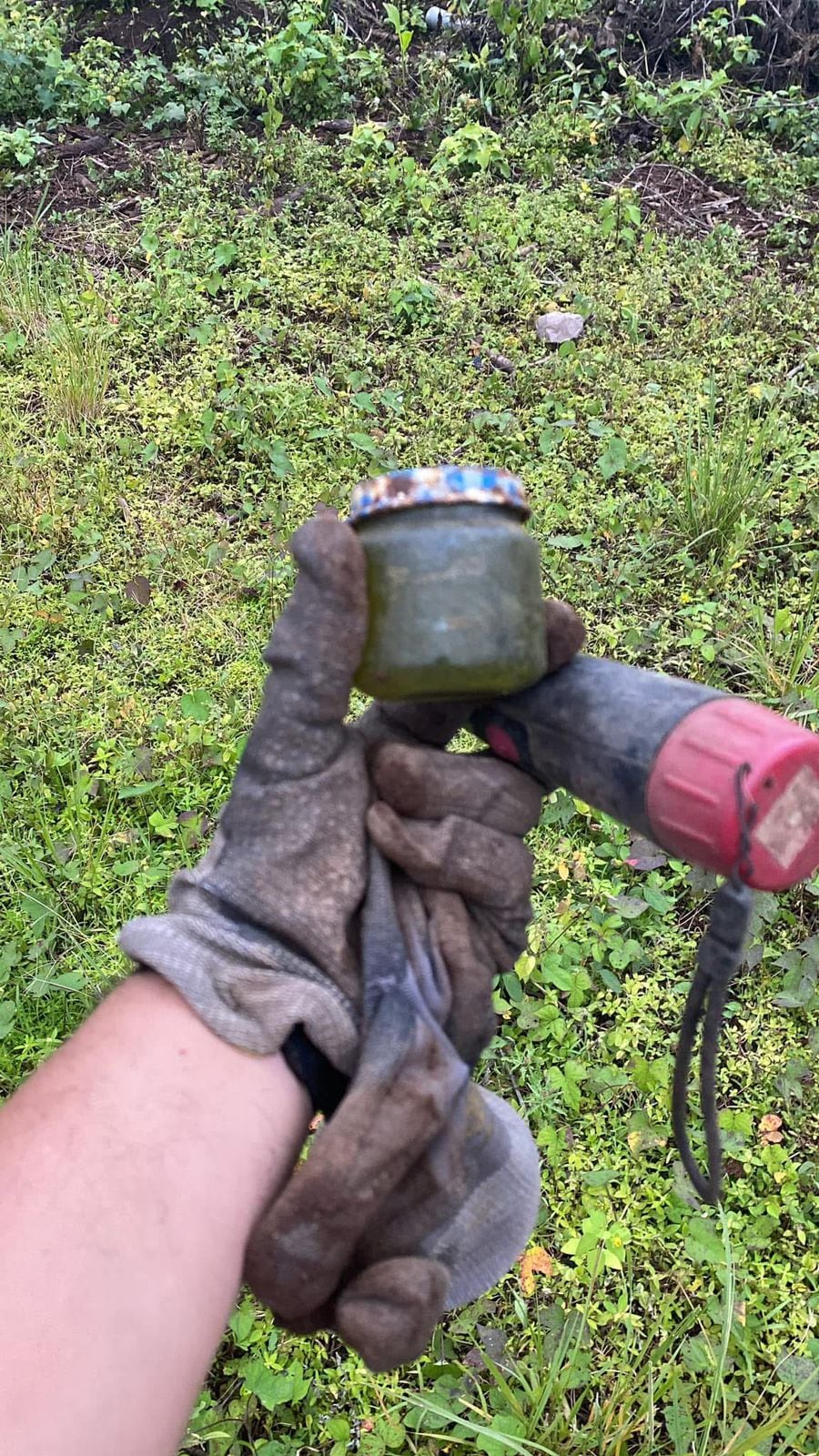 David Molina Roldán, ingeniero en informática y quien con equipo especial detecta metales, asegura que ha encontrado al menos 25 entierros con brujerías en distintas zonas del Gran Área Metropolitana, especialmente en San José.