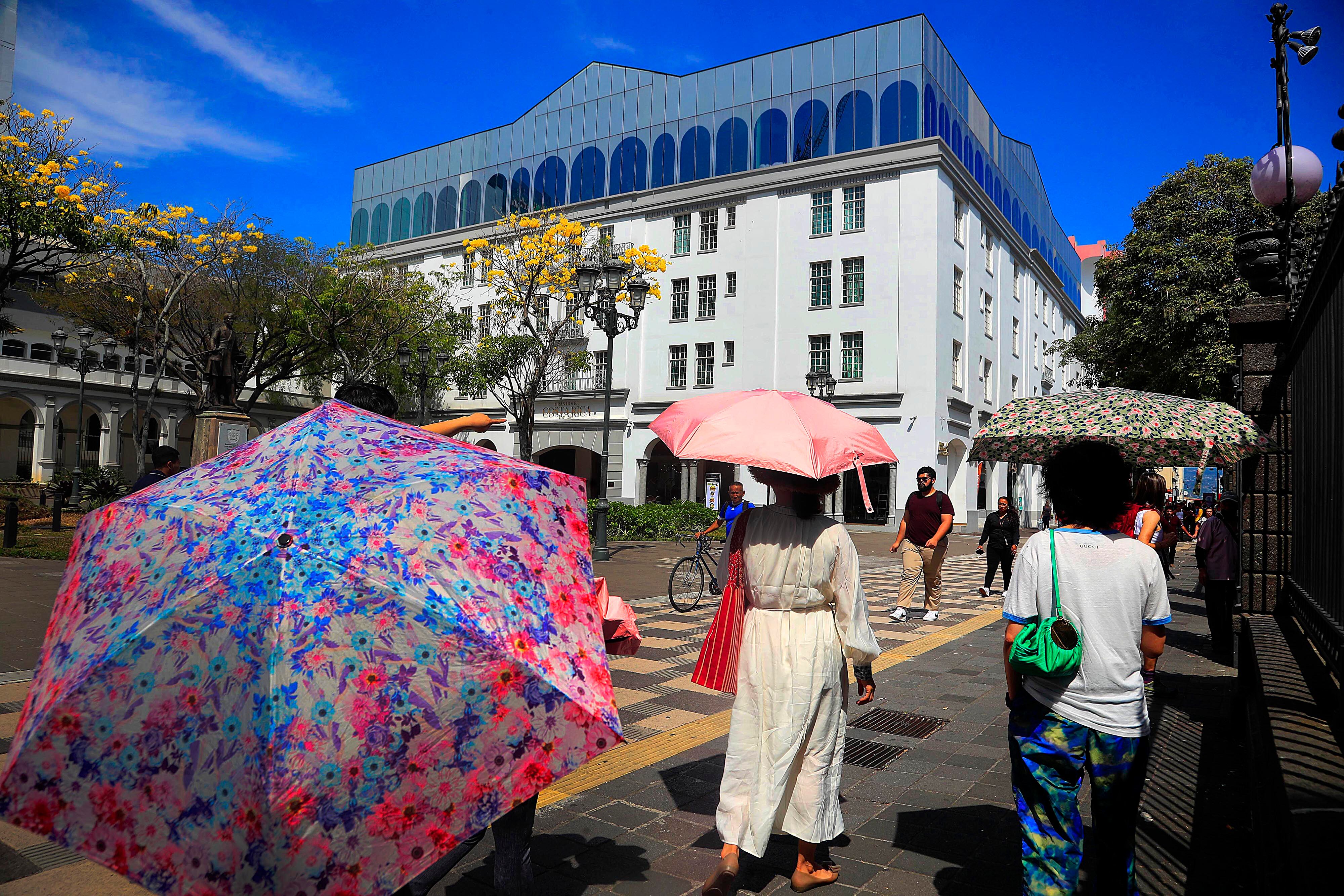 13/01/2024     San José. El calor de los primeros días del año, motivado por cielos despejados, sol radiante y altas temperaturas obliga en muchos casos a usar sombrillas y demás opciones para proteger la piel. En la Plaza de la Cultura, niños y palomas sacaron provecho de los chorros de agua de la fuente para refrescarse e incluso divertirse.