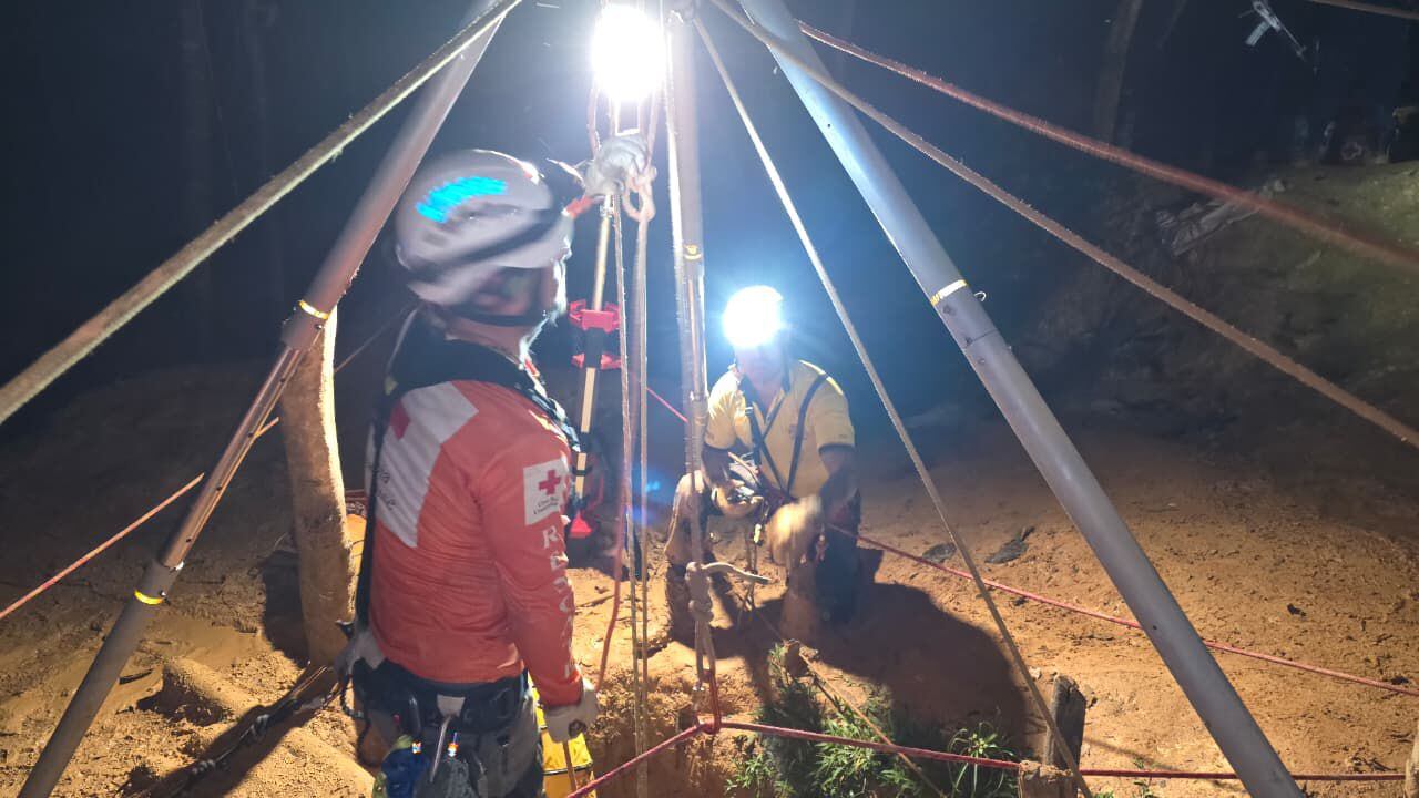 Bomberos y Cruz Roja realizan labores en una mina en Crucitas para dar dos personas que se sospechan estarían fallecidas.