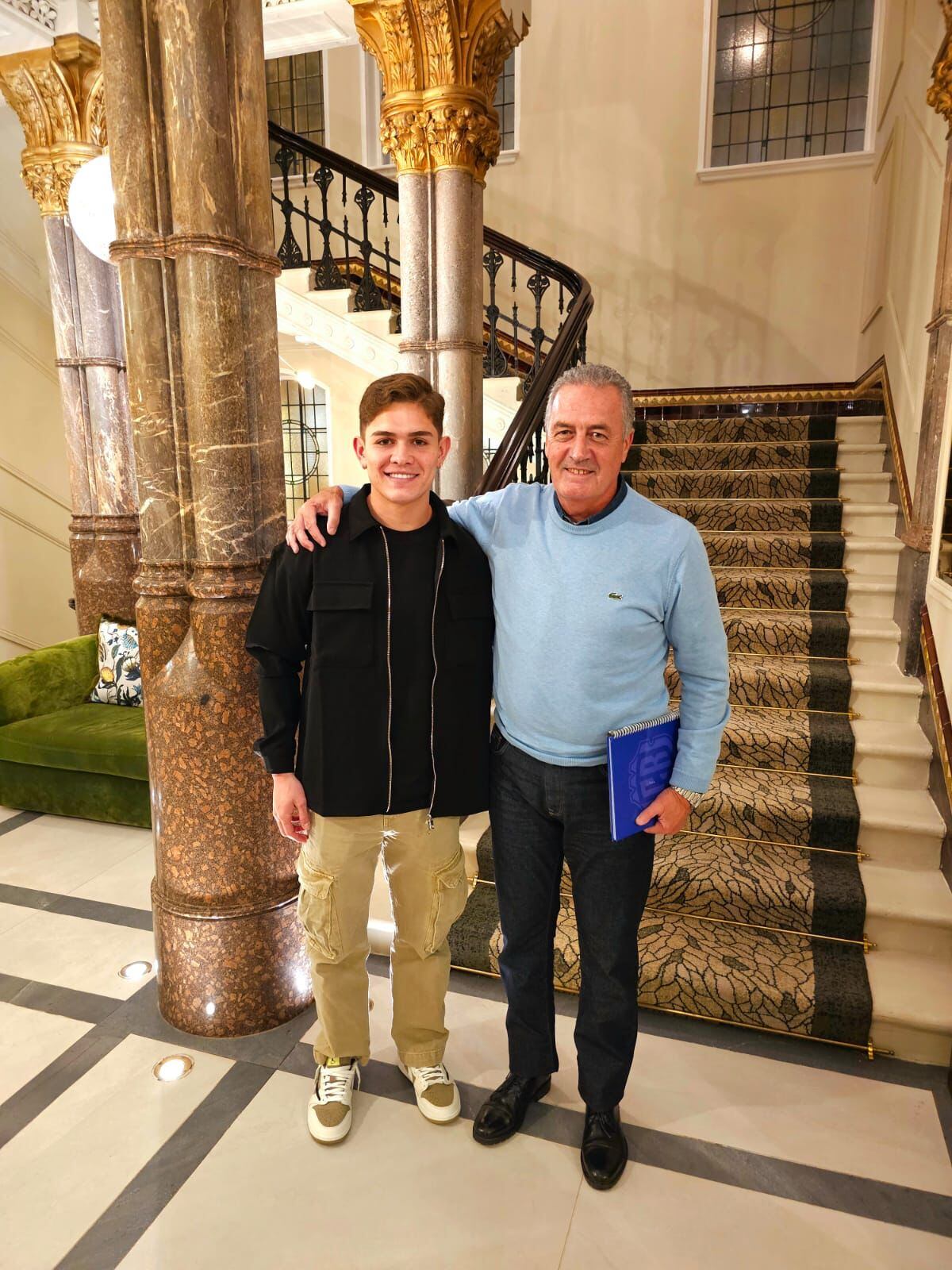 Gustavo Alfaro y Brandon Aguilera se vieron el viernes 23 de febrero en Inglaterra. Foto: Cortesía Prensa Fedefútbol