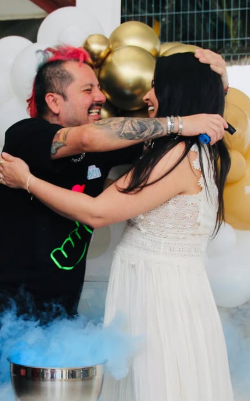 LuisGa Loría y su prometida Mónica Barboza se enteraron que tendrán un niño en unos meses.