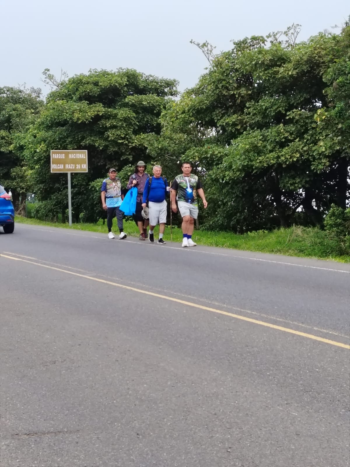 Superada la montaña, el asfalto da cercanía a la basílica.