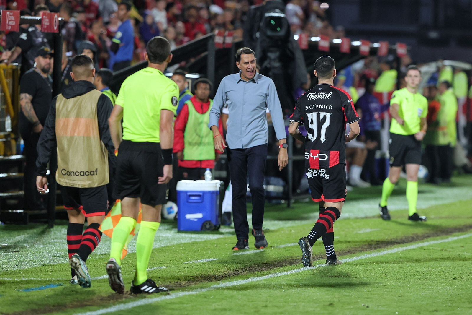 30/10/2024/ Juego entre Liga Deportiva Alajuelense vs Antigua durante  la Central American Cup en el estadio Alejandro Morera Soto.