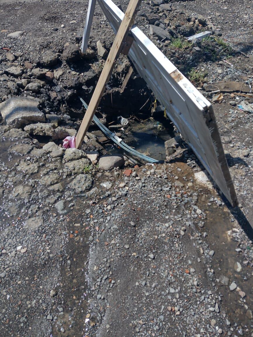 Un hueco de casi dos metros tiene cargados de estrés a unas 40 familias de Moravia porque ya van 4 años de que nadie lo llega a arreglar.