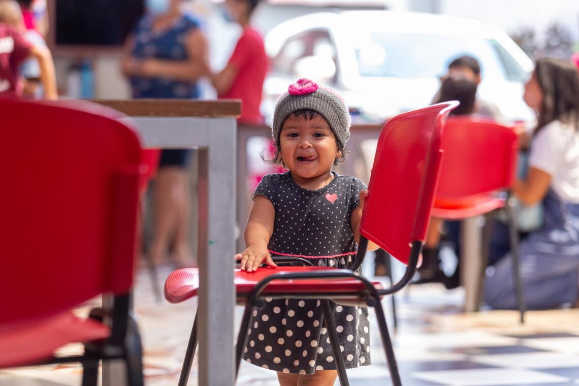 Para que no haya más familias migrantes durmiendo en la calle mientras deciden si se quedan en el país o pasan a otro y con el fin de darles herramientas para la protección y el desarrollo integral a los niños, adolescentes y sus familias, en estado de vulnerabilidad, Costa Rica abrió los dos primeros Espacios Seguros temporales en la Gran Área Metropolitana