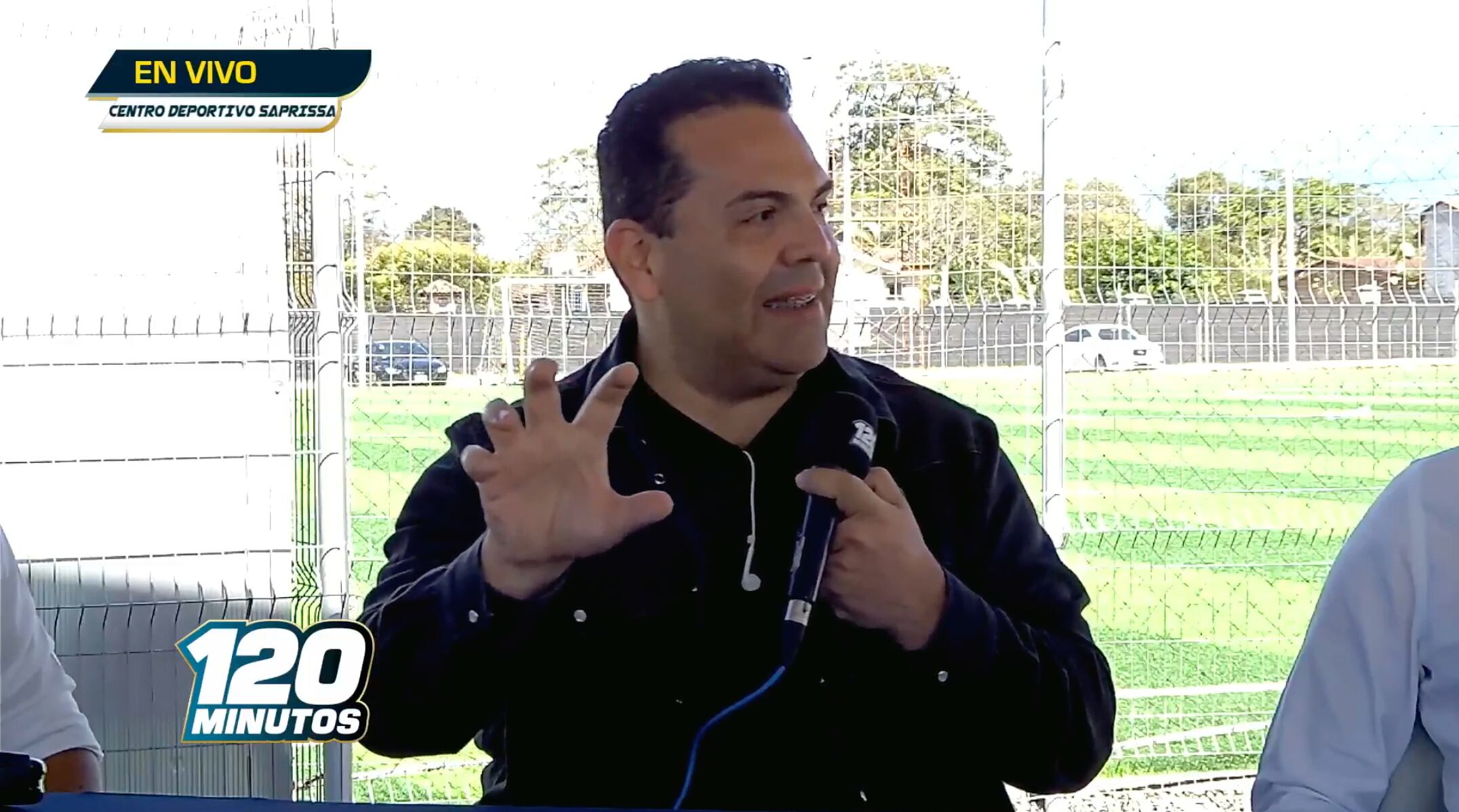 Pablo Guzmán fue uno de los que le tiró duro a Alajuelense en el centro del Saprissa.