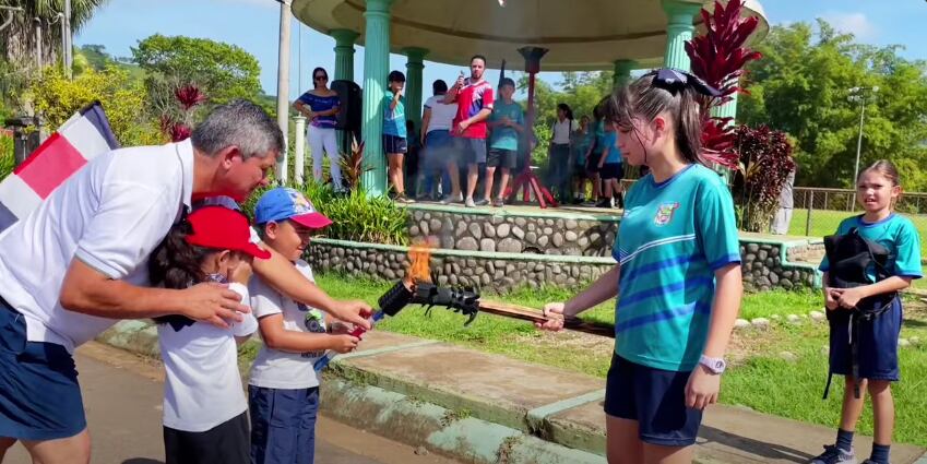 Maestro grabó videos del recorrido de la antorcha y editó un video para dedicarlo a quienes participaron del trayecto de más de 80 kilometros.