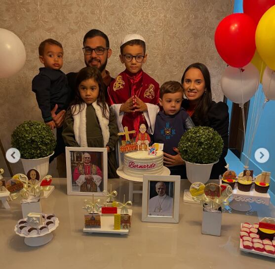 Niño eligió como tema para su fiesta de cumpleaños al papa León XIV
