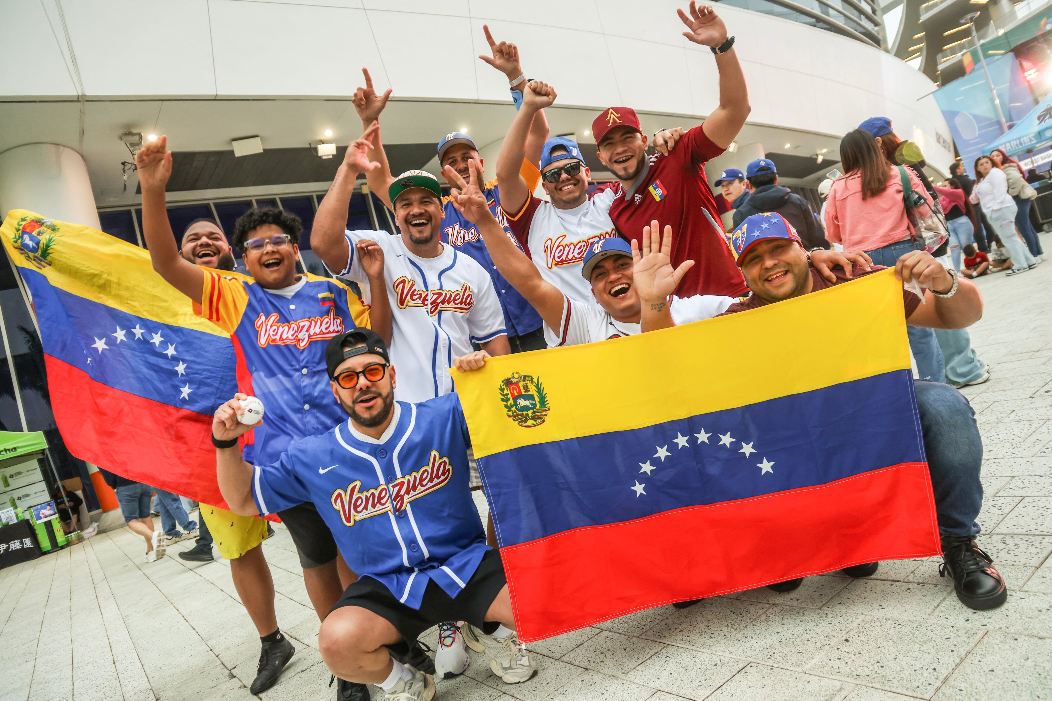 Venezolanos celebraron la victoria del clásico de béisbol, ante Estados Unidos. Foto: AFP.