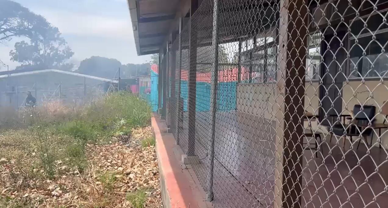 Quema de charral cerca del colegio Castella. Foto Bomberos.