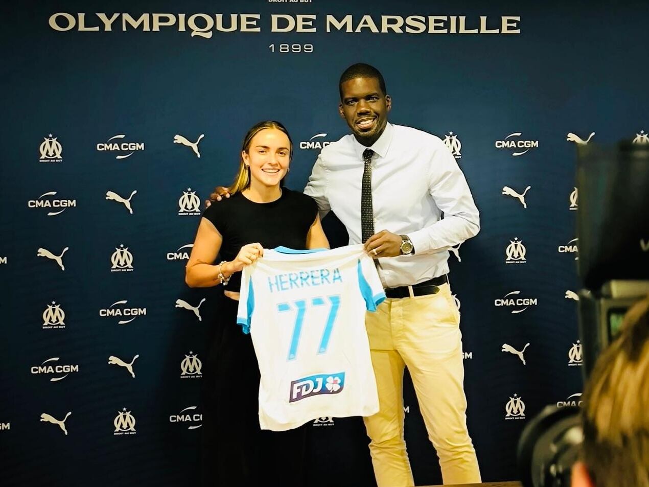 Joaquim Batica, representante de Melissa Herrera, junto con la futbolista tica en las instalaciones del Marseille.