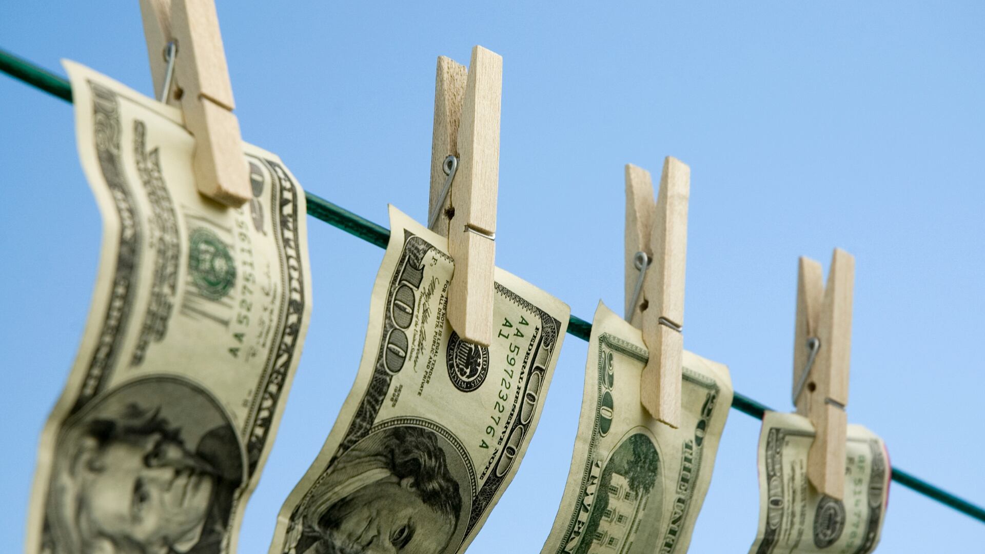 Lugares como las Islas Caimán o Panamá son utilizados en operaciones financieras sospechosas relacionadas con el fútbol debido a sus controles laxos y anonimato corporativo.