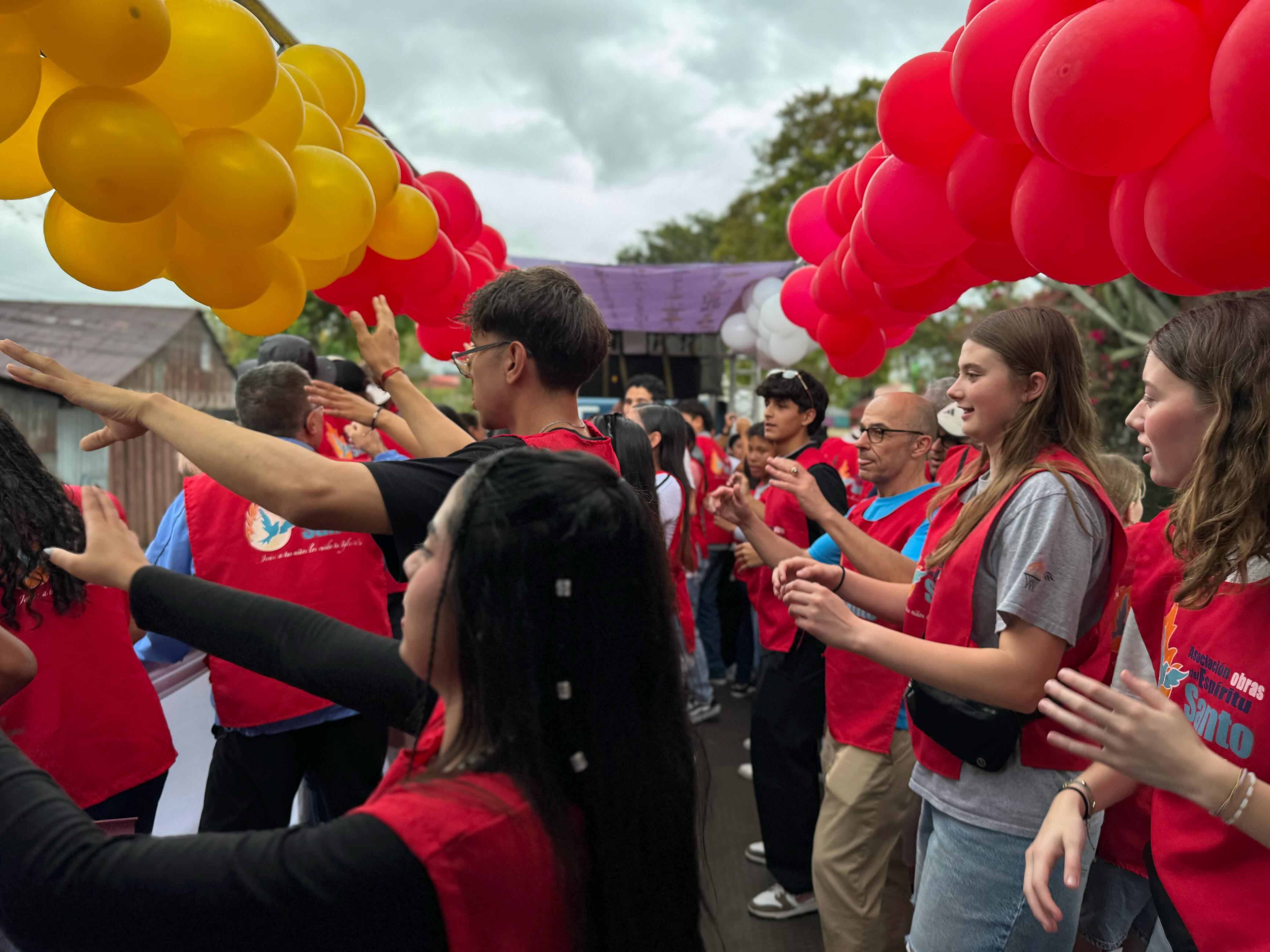 El padre Sergio Valverde hizo la tradicional caravana de Resurrección “El Vive”.
