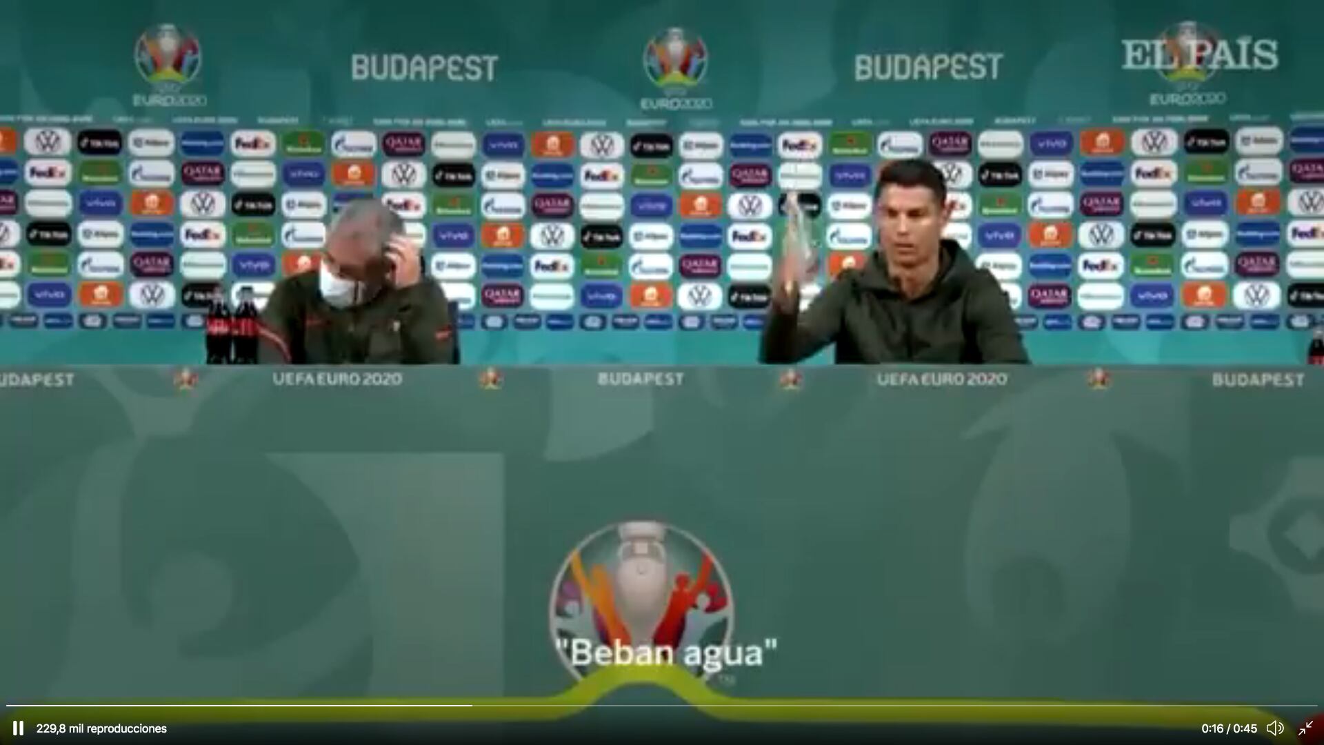 Cristiano Ronaldo le hizo la cruz a la Coca Cola. Captura de video.