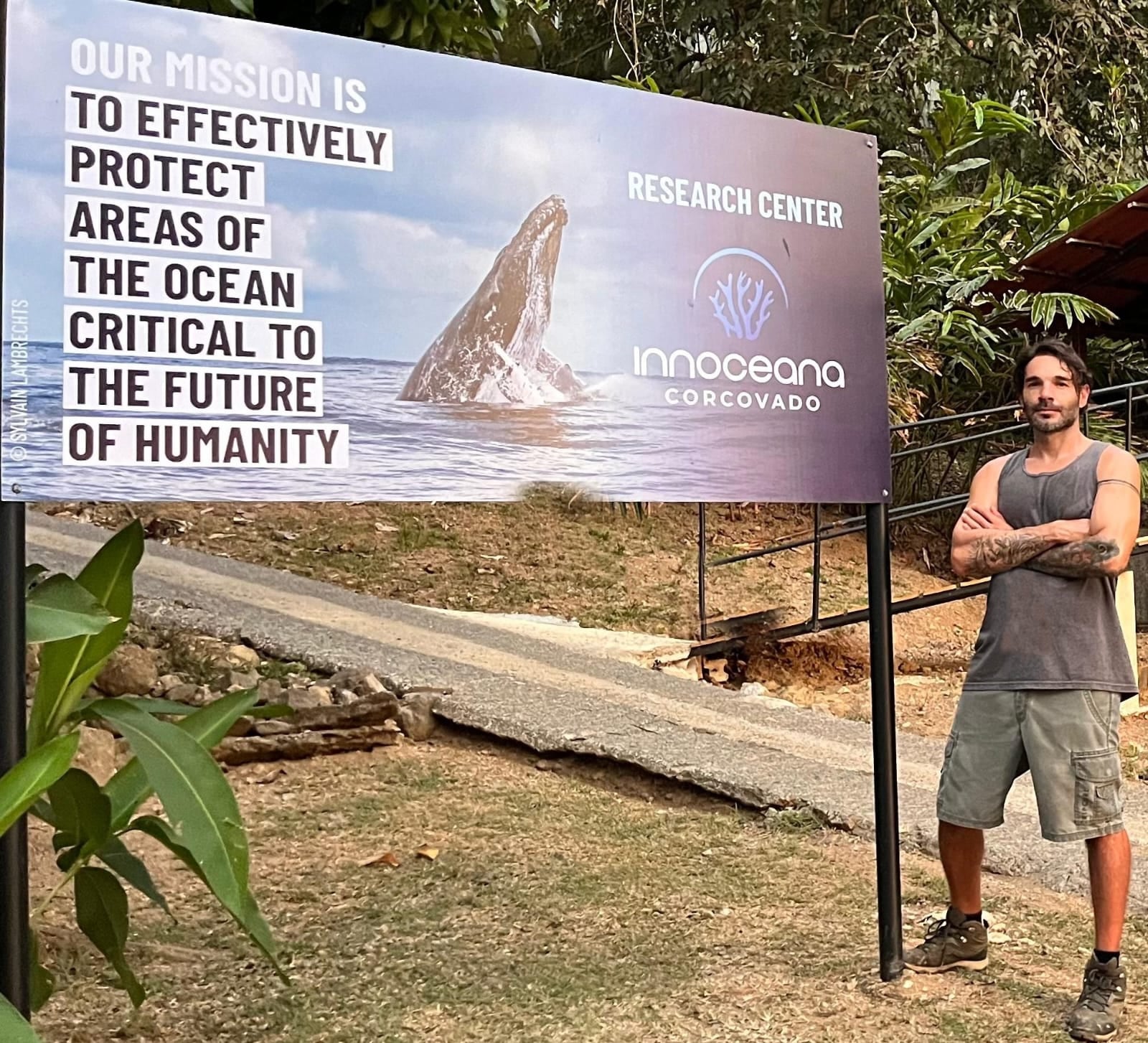 Aldo Blando Serrano, vecino de Barrio Córdoba, San José, tenía una vida que muchos conocen bien: trabajaba en un call center, había dejado la universidad y sentía que su futuro estaba prácticamente definido contestando cientos de llamadas al día.