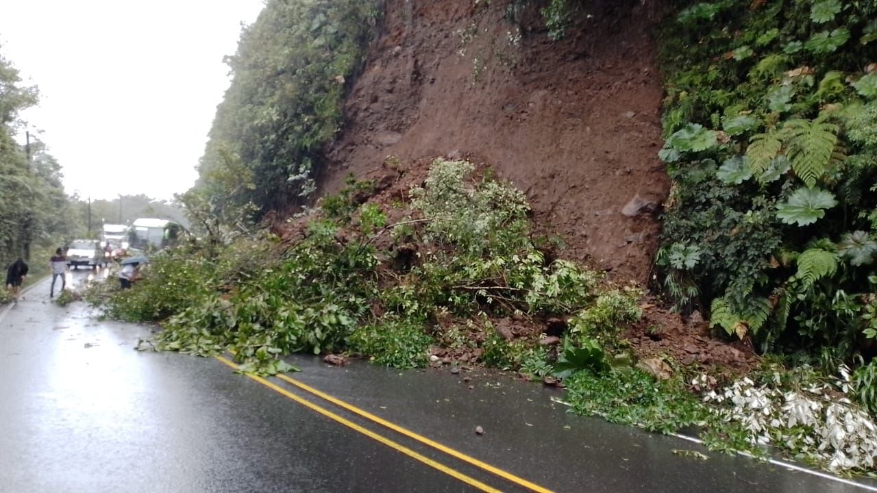 La ruta 32 pasará cerrada hasta este martes debido a un derrumbe. Foto cortesía.