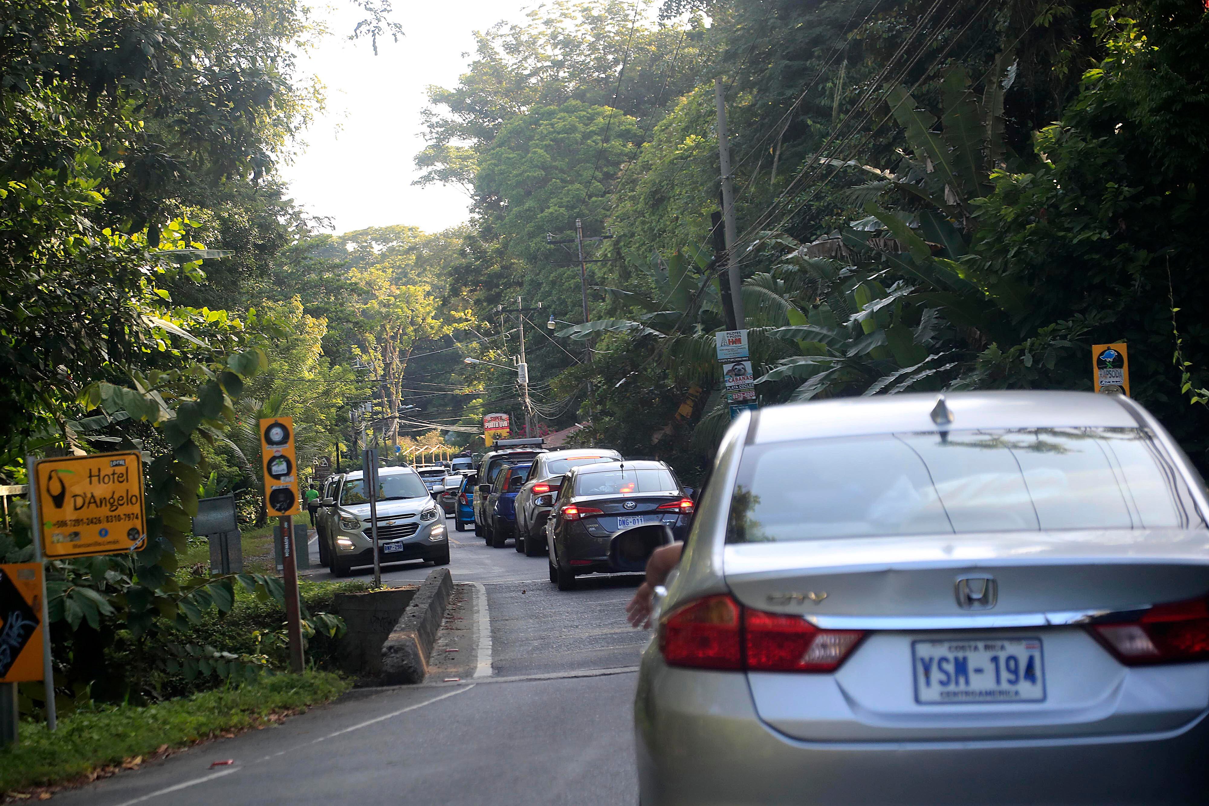14/10/2023      Limón. Desde muy tempranas horas del día se vivió este sábado, en el atlántico de nuestro país, un gran ambiente en relación con el esperado eclipse anular de sol. Cientos de costarricenses se trasladaron a las playas del caribe sur para contemplar el anunciado acontecimiento astronómico del año, desde la parcialidad esperada para entre alrededor de las 10:15 a.m. y 1:50 p.m., pero sobre todo el punto de mayor esplendor apenas unos minutos después del mediodía. Foto: Rafael Pacheco Granados
Tempranas horas del día; Atlántico; Gran ambiente; Eclipse anular de sol; Playas del caribe sur; Acontecimiento astronómico; Parcialidad; Punto de mayor esplendor
Eclipse anular de sol