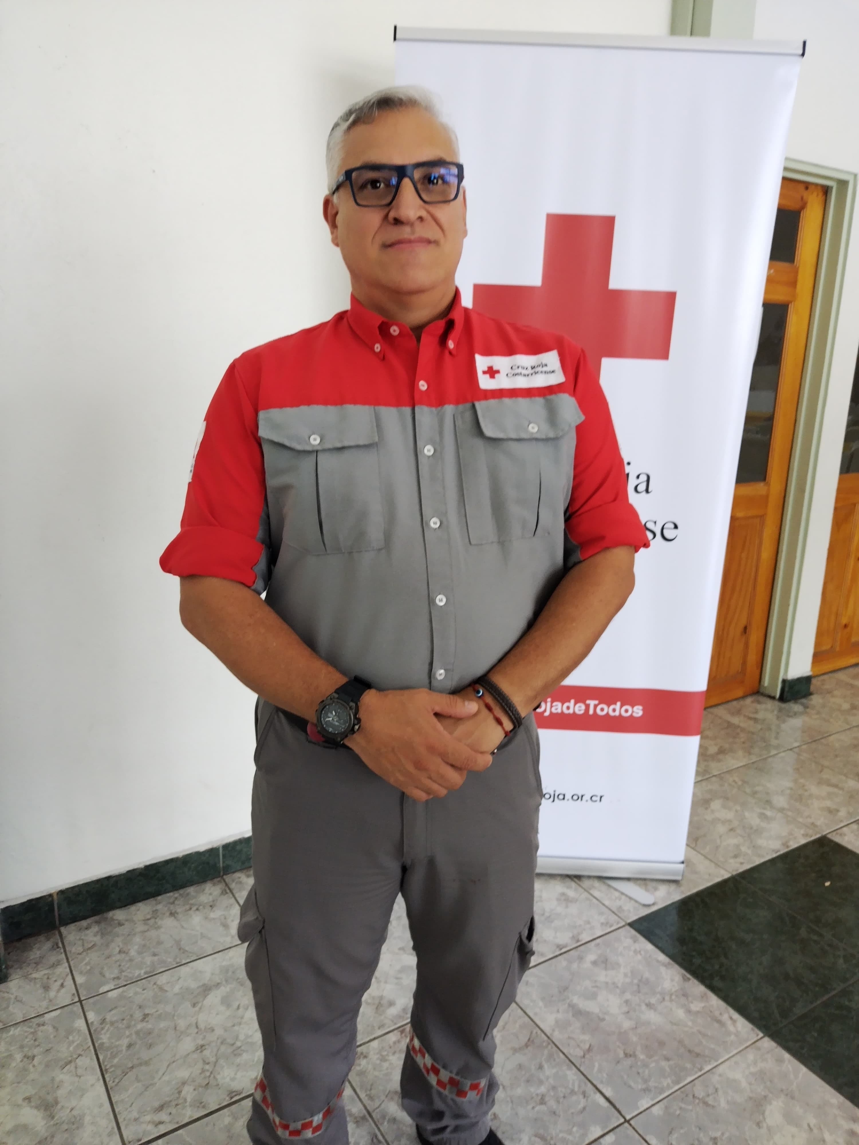 El cruzrojista Carlos Herrera Artavia, tiene 54 años de edad y este 2024 alcanzará 35 años atendiendo a los peregrinos en la romería ya que comenzó cuando tenía 19 años y, como él mismo nos dice, prácticamente era otra Costa Rica