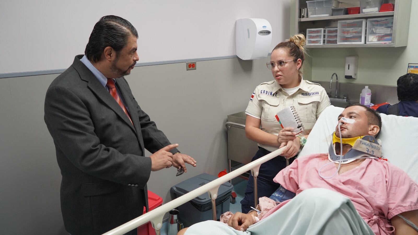 Ministro visitó a oficiales heridos tras balacera con supuesto homicida. Foto MSP.