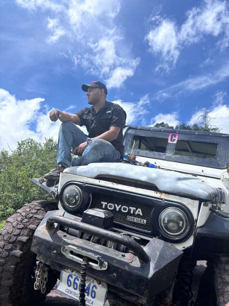 Andrés Juárez Mora vive enamorado de su Toyota Land Cruiser de 1976.
