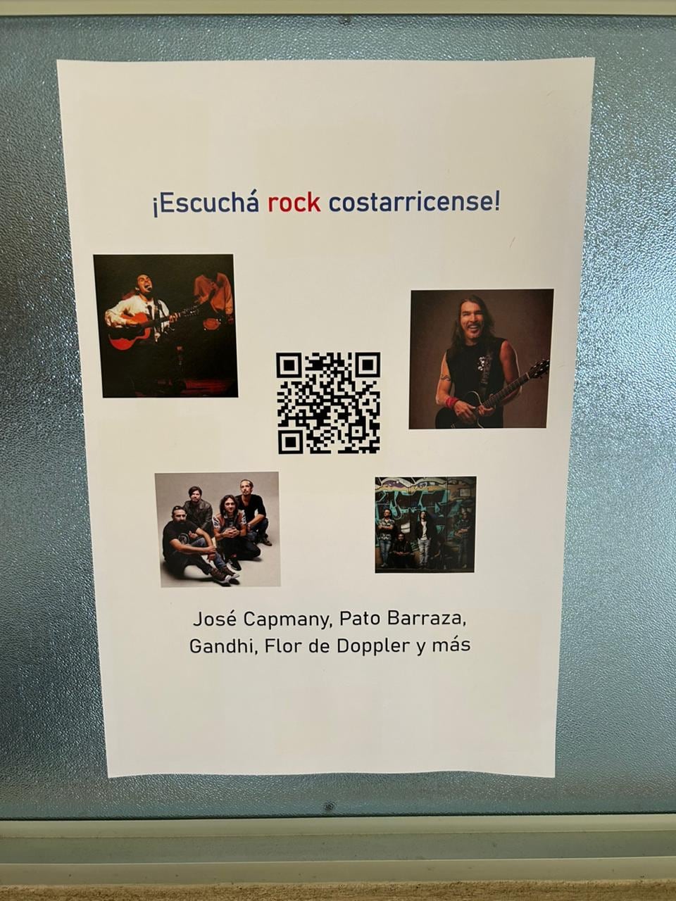El profesor de música Luis Segura colocó ocho afiches con artistas costarricenses de distintos géneros y les puso códigos QR para que los estudiantes del Liceo Académico de Cascajal puedan conocer y escuchar su música.