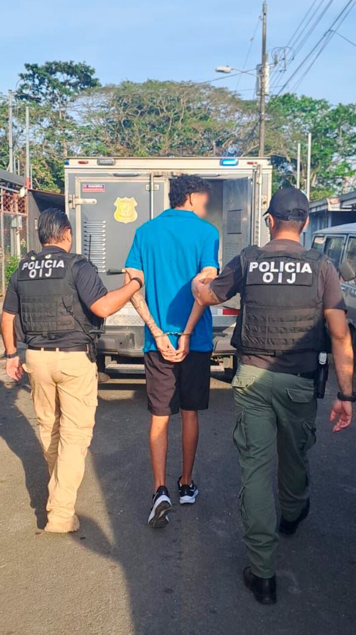 Un joven de apellido Rojas está en manos del OIJ por ser sospechoso de amenazas agravadas luego de sacar un arma de fuego y amenazar a otro hombre tras tener un choque de carros. Foto: OIJ